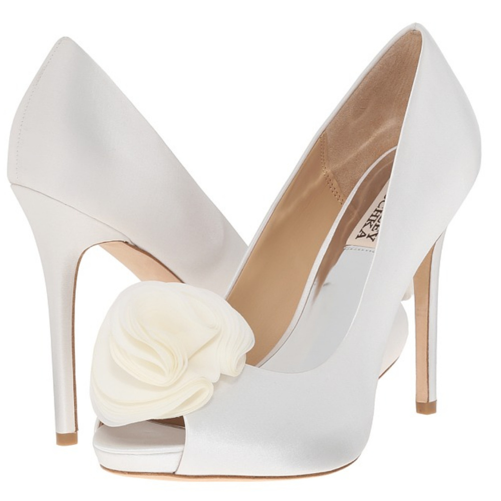NWT Badgley Mischka Amber White Satin Pump